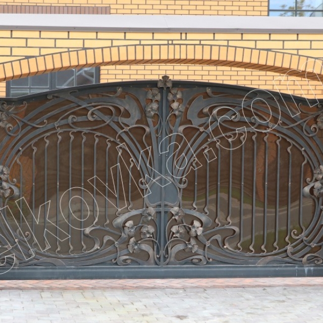 Gate with polycarbonate