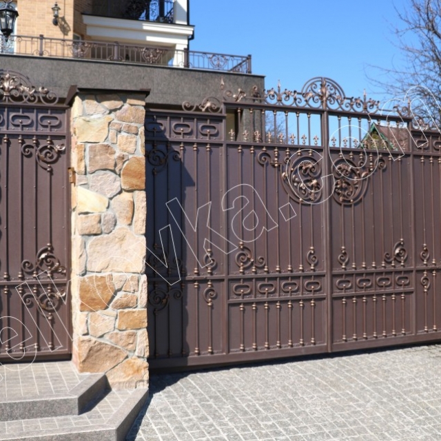 Forging gates with automatic
