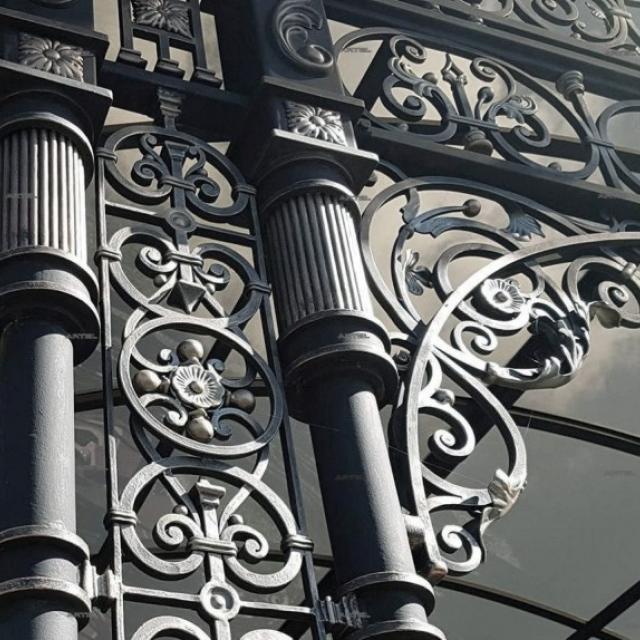 Canopy bracket